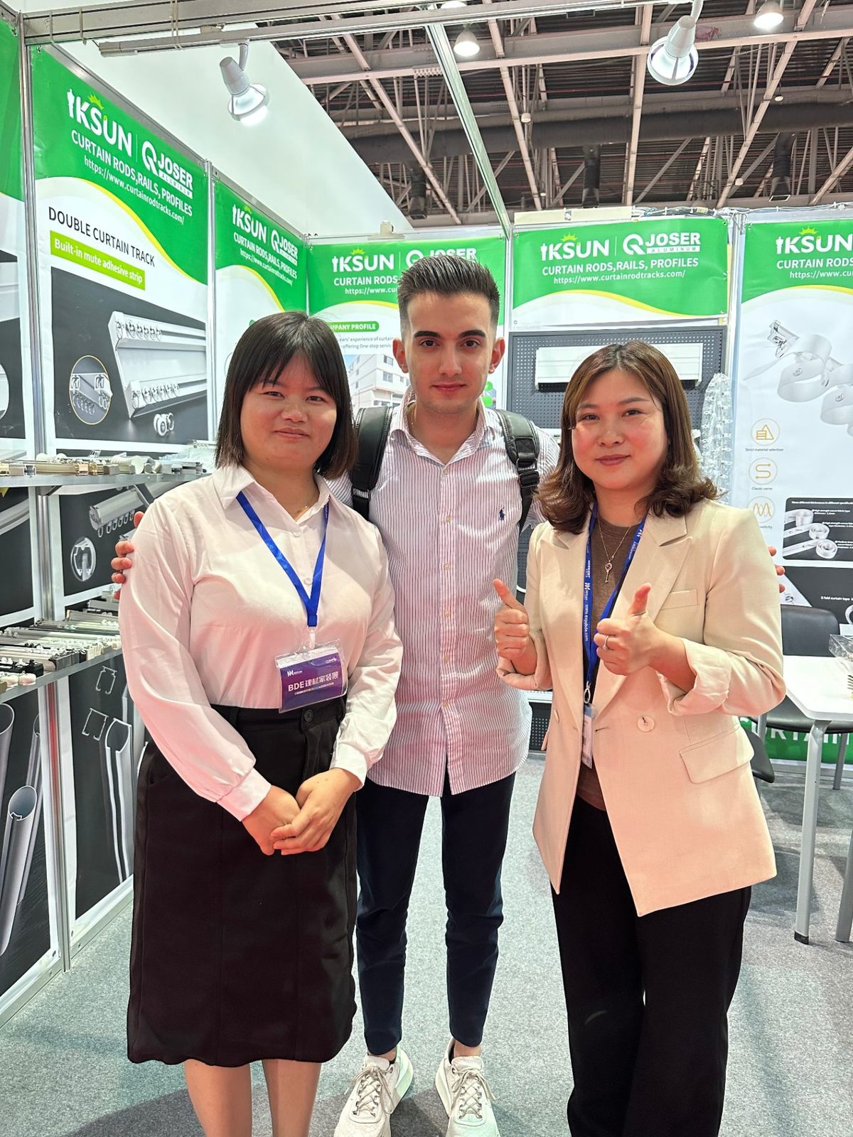 A customer from Bolivia at the IKSUN exhibition booth