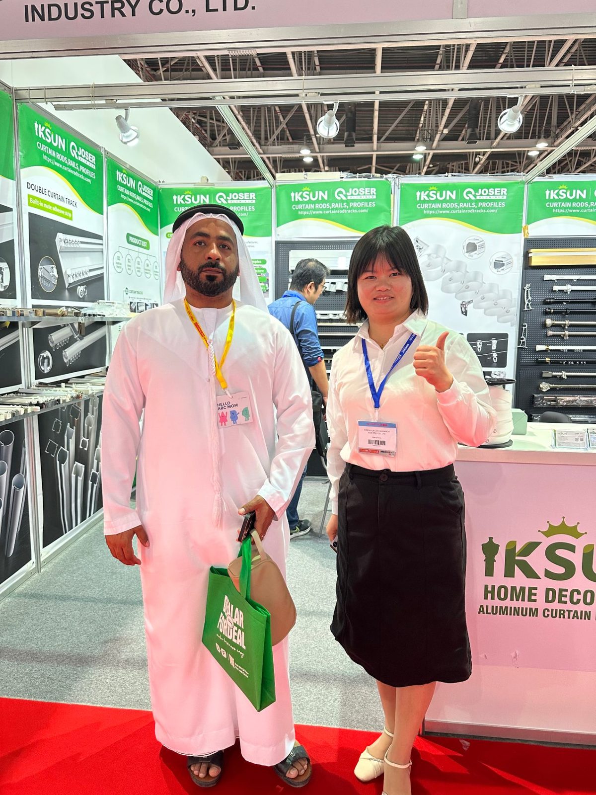A customer from the UAE at the IKSUN booth at the Dubai trade show